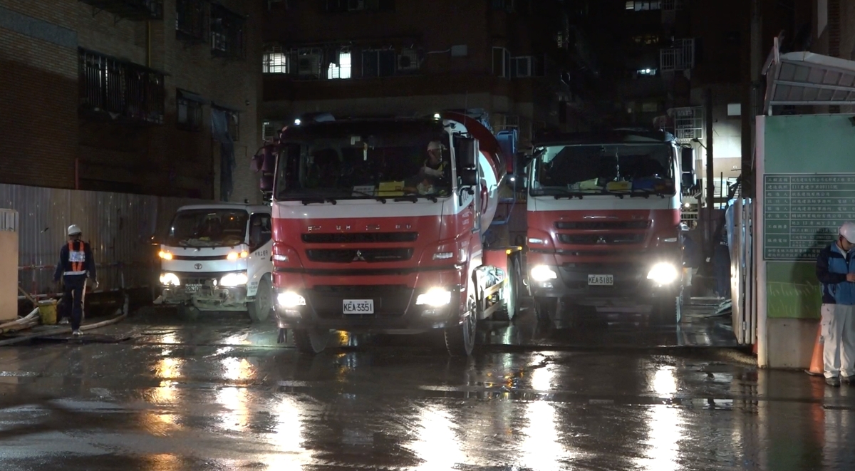 警消獲報到場警戒並疏散安置住戶，目前共疏散26戶、44人。 圖：林昀真/翻攝