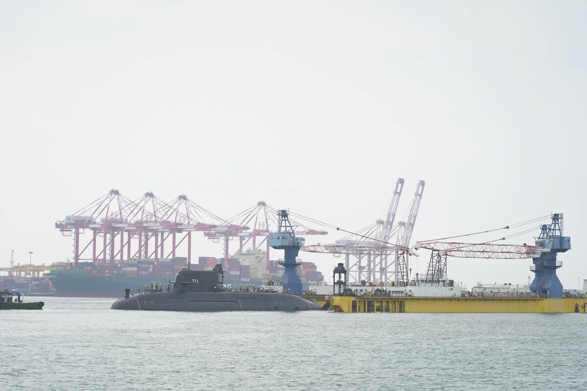 海鯤軍艦脫離浮塢。 圖：台船/提供