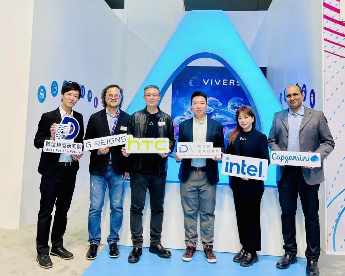 經濟部產業發展署副組長李純孝(右三)與宏達電全球業務暨行銷資深副總裁黃昭穎(右四)及資策會數位轉型研究院副主任廖柏宇(左一)共同見證HTC、Capgemini和Intel三方合作之5G專網工業連線解決方案成果 圖：HTC/提供