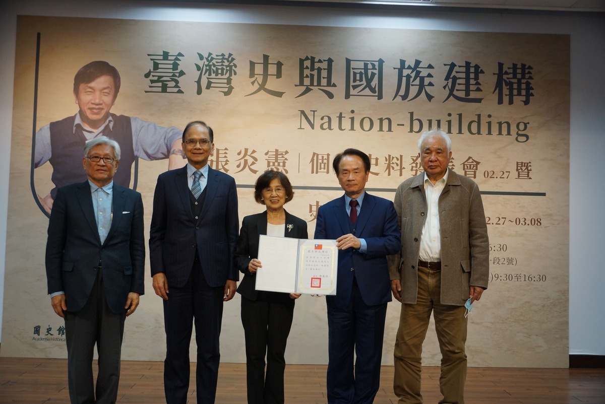 李敏勇、游錫堃、林琇梨、陳儀深及姚嘉文合影。 圖：國史館提供