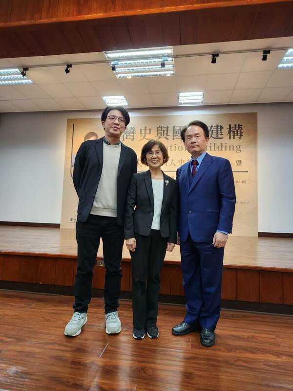 國史館館長陳儀深與張炎憲夫人林琇梨及公子張翰青合影。 圖：國史館提供