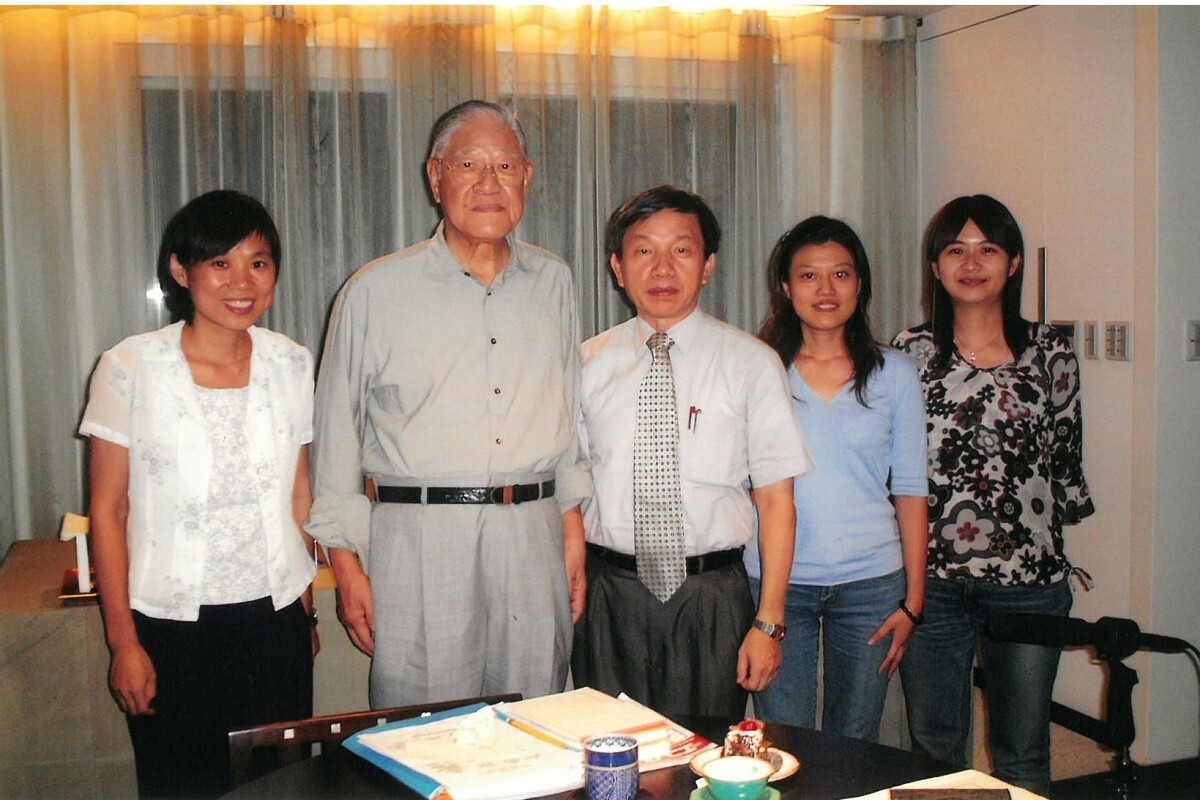 前總統李登輝口述訪談後與訪問人員合影。 圖：國史館提供
