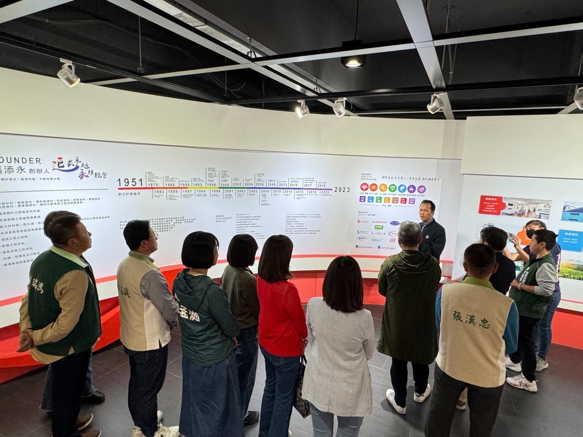 湧言會成員參觀永記造漆的彩虹文史館。 圖：湧言會/提供