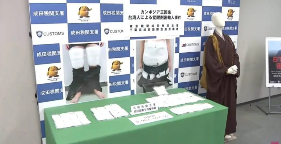 台灣男大生身穿寬鬆的僧侶服飾喬裝成和尚，身藏6公斤毒品企圖關闖時遭查獲。 圖：翻攝自YouTube