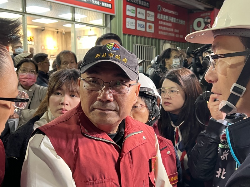 新北市三重區福隆路27日有工地開挖地下室，疑連續壁破洞造成滲水及附近某5樓建物傾斜，市長侯友宜（中）晚間趕赴現場並表示，會按建築法加重處罰，列為黑名單並嚴格稽查建商的其他工地。 圖：中央社