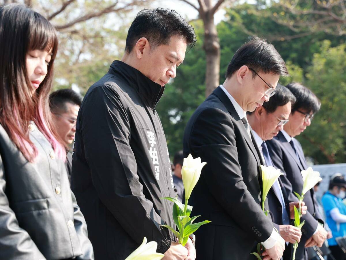 民進黨立委李柏毅參與「高雄市二二八事件 76 周年追思紀念儀式」。 翻攝自 李柏毅 臉書