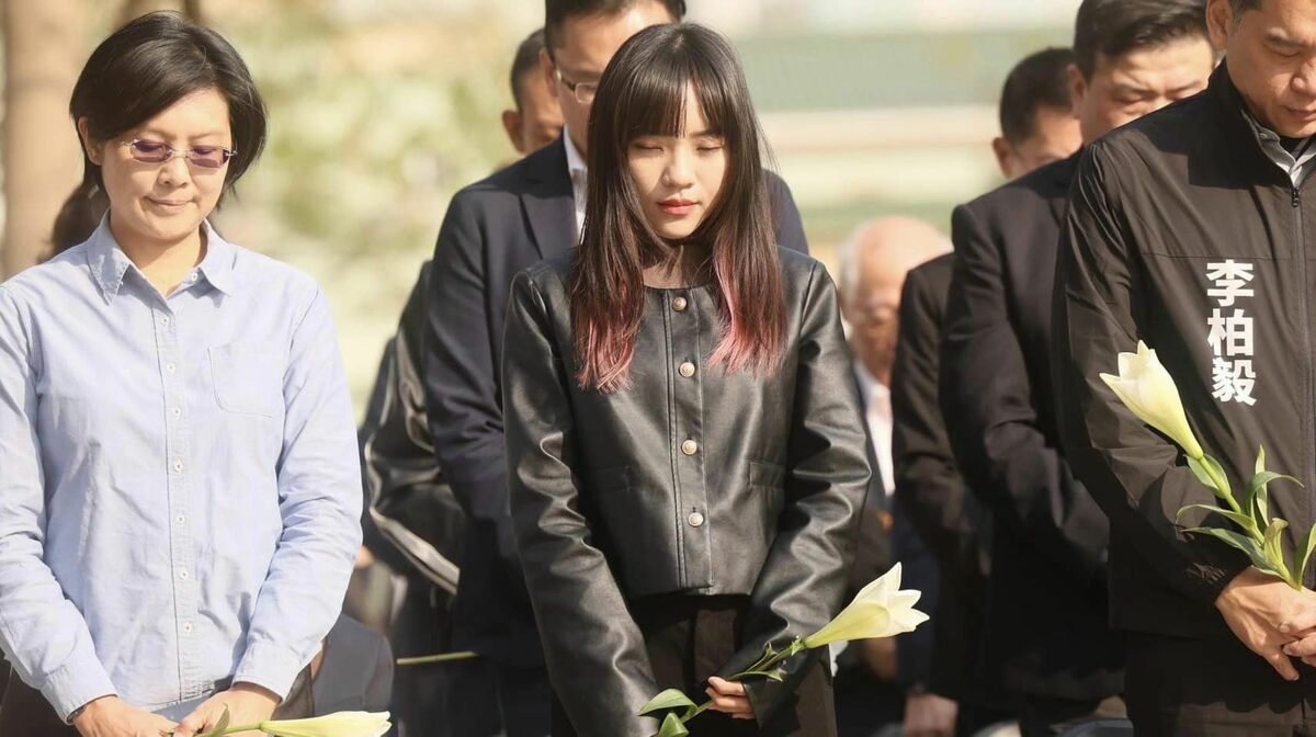 民進黨立委黃捷向二二八事件所有受難者獻花追思。 翻攝自 黃捷 臉書