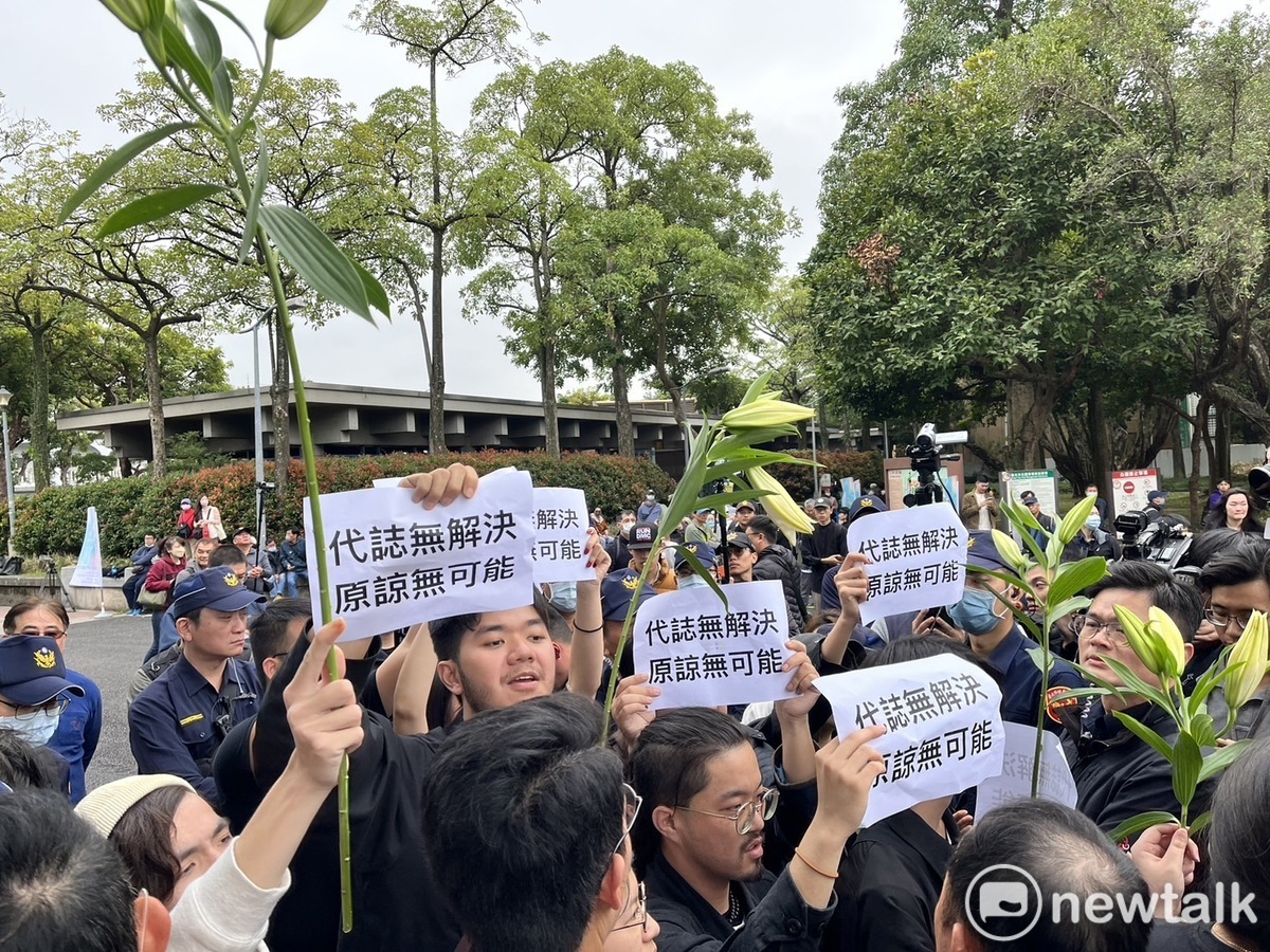 學生青年欲突破封鎖衝二二八紀念公園紀念碑 高喊「代誌無解決、原諒無可能」。 圖：金大鈞/攝