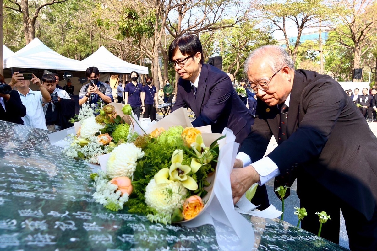 陳其邁(右二)在228和平紀念公園獻花。 圖：高雄市政府提供