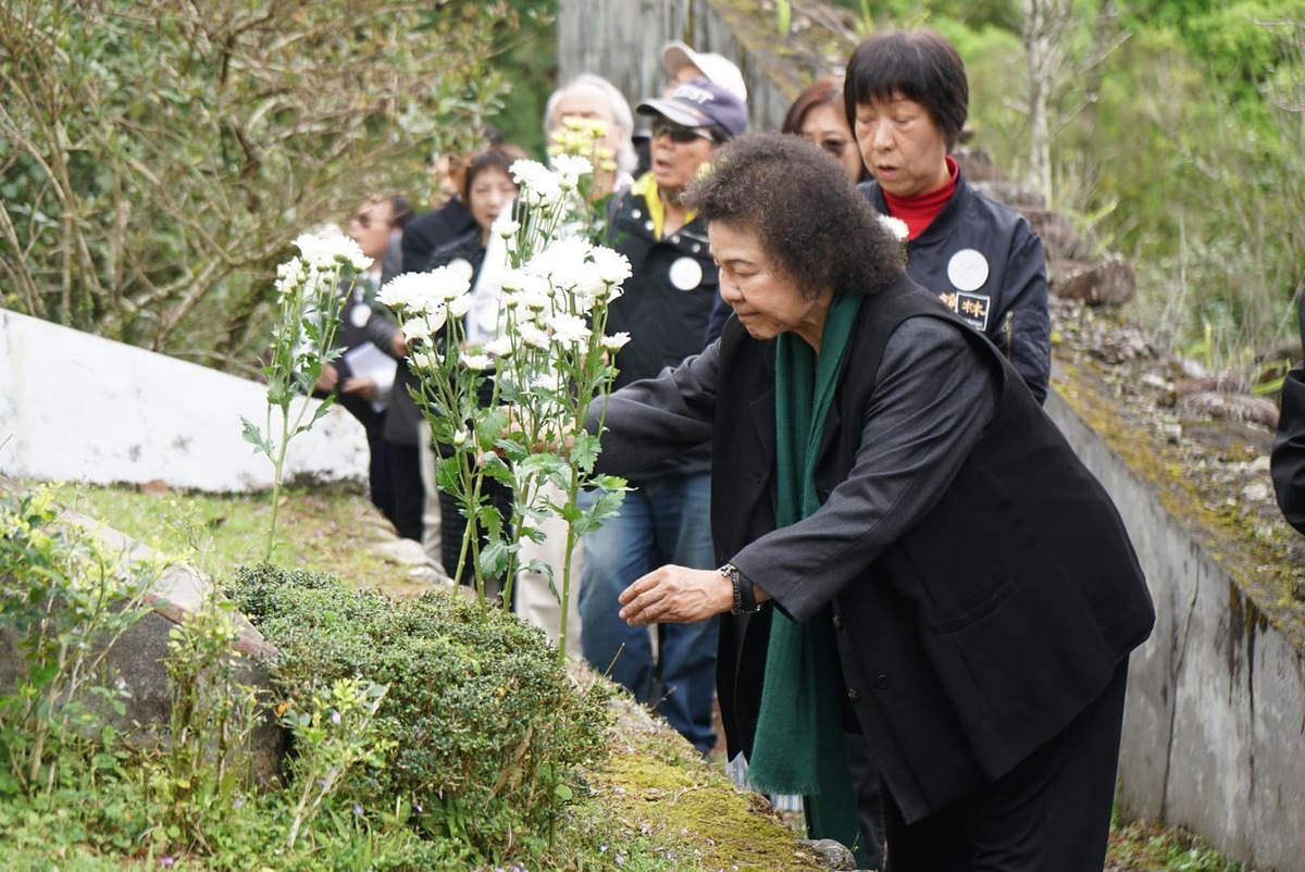 監察院長陳菊今日出席位於林家墓園舉辦的追思紀念會，並在臉書貼文上表示「了解過往、走向和解」。 圖 : 翻攝自陳菊臉書