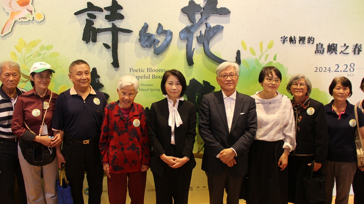 周春米(左五)出席屏東228主題特展。 圖：屏東縣政府/提供