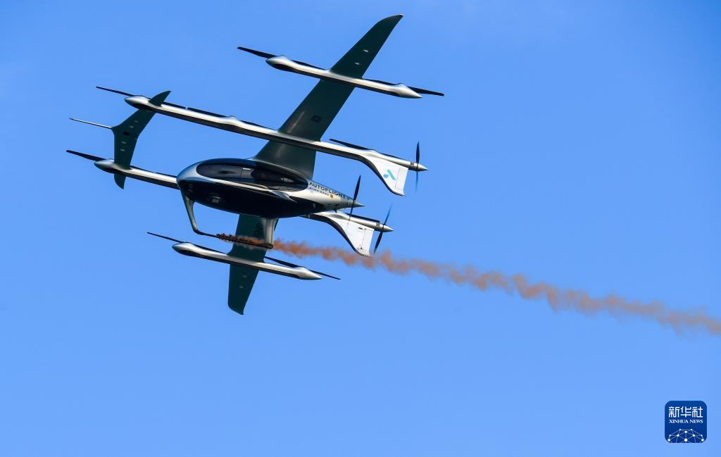 中國首條電動垂直起降航空器 eVTOL 跨城跨灣航線，在深圳蛇口郵輪母港與珠海九洲港之間完成首次公開演示飛行。 翻攝自 人民日報 臉書