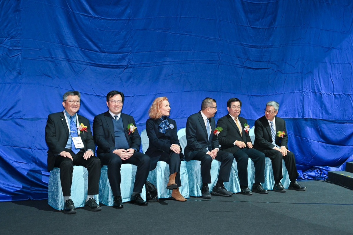 陳建仁到場後，與教育部長潘文忠、體育署長鄭世忠、台北市政府副秘書長林哲宏、中華民國滑冰協會理事長暨大會會長洪調進及國際滑冰總會賽事代表Susanna Rahkamo合影。 圖：行政院提供