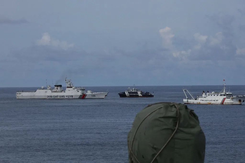 菲律賓總統小馬可仕表示，發現中國軍艦出現在斯卡伯勒淺灘(Scarborough Shoal，陸稱黃岩島)海域，直言「局勢令人擔憂」。圖為2月22日中國海警驅趕菲公務船3002。 圖：翻攝「X」@PDChinese