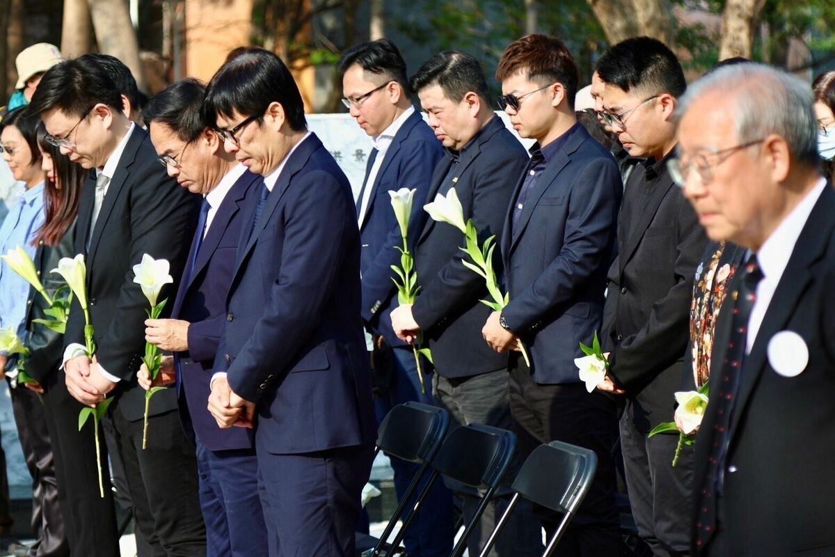 高雄市舉行「二二八事件77周年追思紀念儀式」，全場默哀1分鐘。（圖右1為受難家屬王文宏） 圖：高雄市政府提供