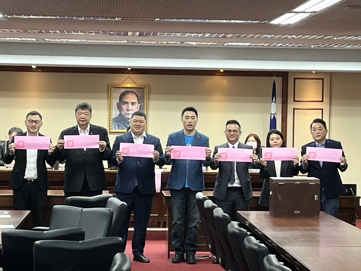 國民黨在立法院交通委員會一致投給藍委陳雪生。 圖：金大鈞/攝