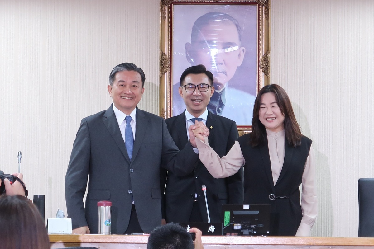 立法院國防委員會當選召委馬文君（右）、王定宇（左），與立法院副院長江啟臣合影。 圖：林朝億/攝
