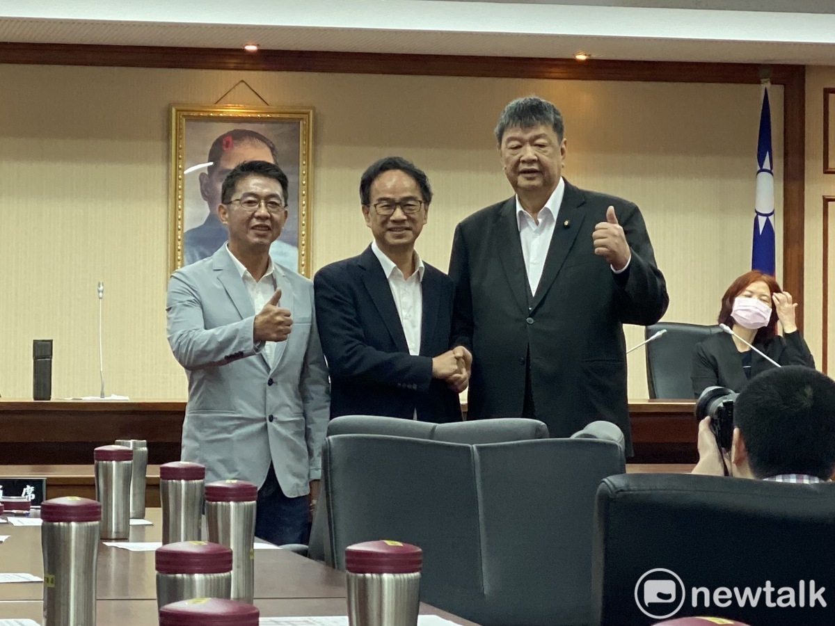 國民黨立委陳雪生（右）、民進黨立委李昆澤（中）當選交通委員會召委，以及民進黨立委許智傑（左）。 圖：周煊惠 / 攝