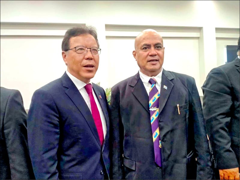我國駐吐瓦魯大使林東亨（左）與新任總理戴斐立（右）。 圖：駐吐瓦魯大使館提供。