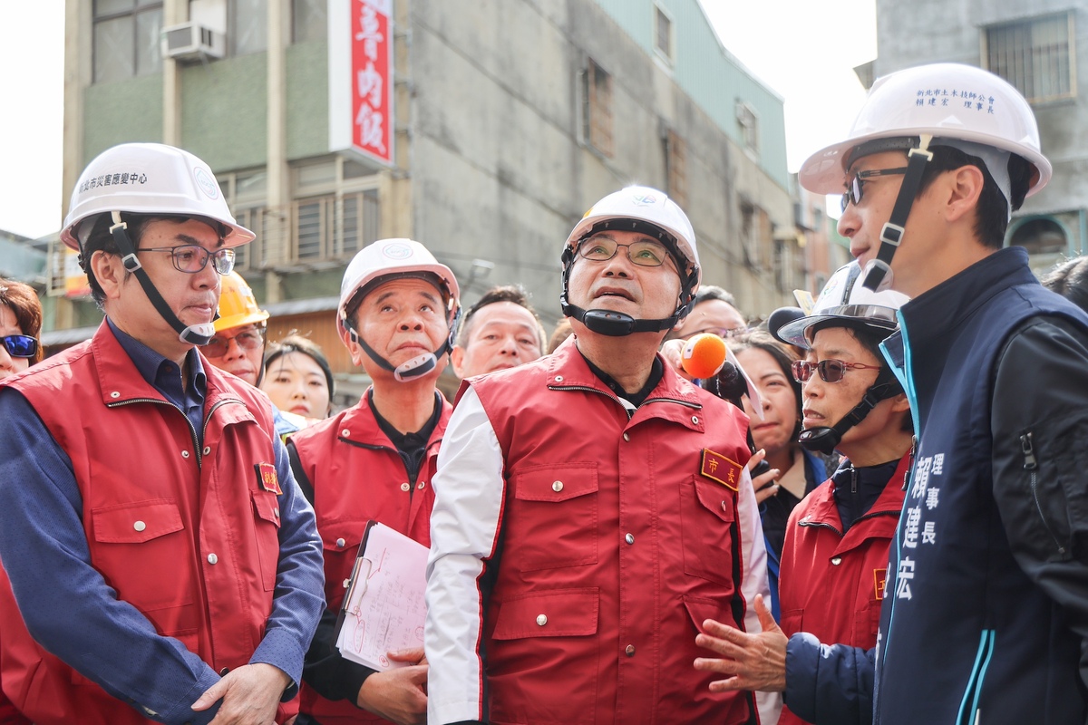 侯友宜表示，市府會全力協助三重建案鄰損受災戶向廠商追究賠償及法律等相關責任。 圖：新北市政府/提供