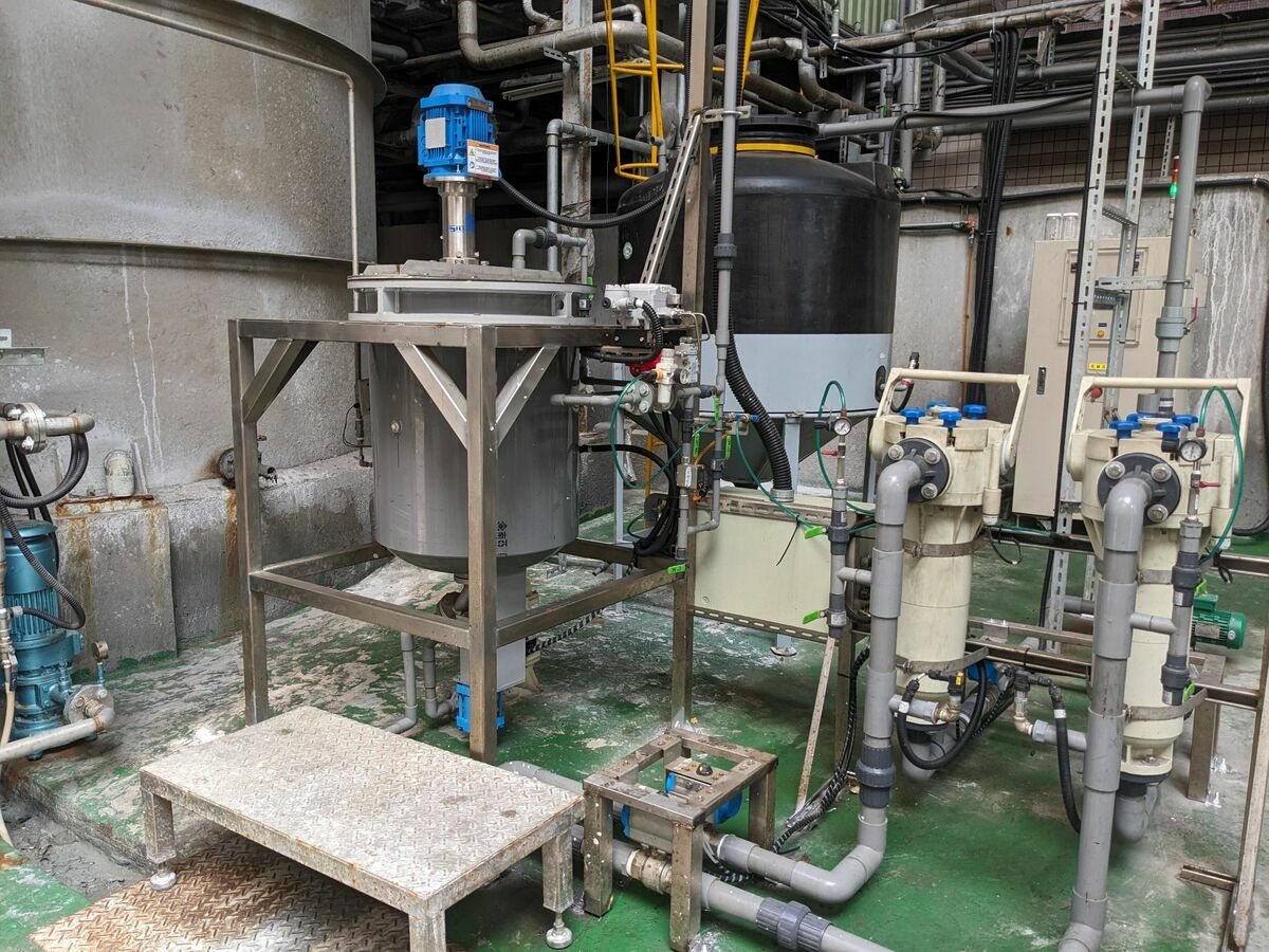 北投焚化廠首創利用焚化廠煙道廢氣中的二氧化碳取代傳統酸劑，中和飛灰水洗過程產出的鹼性廢水，利用廢氣處理廢水，產出可多元利用的資源物「碳酸鈣」，同時達固碳效果 圖：台北市政府環境保護局／提供
