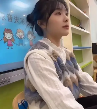 近期中國網路卻傳出一條驚人資訊，那就是黃老師疑似賣身。 圖：翻攝自封面新聞