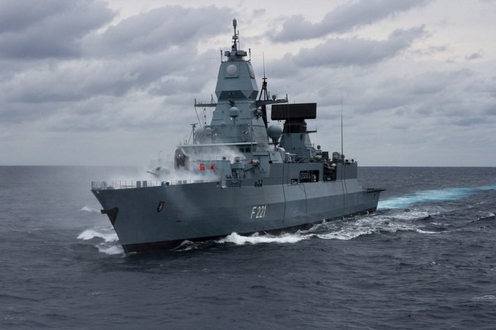 德國海軍「黑森」號護衛艦，近期險些擊落 1 架在紅海上空飛行的美軍無人機。 圖：翻攝自極光 X（前推特）帳號