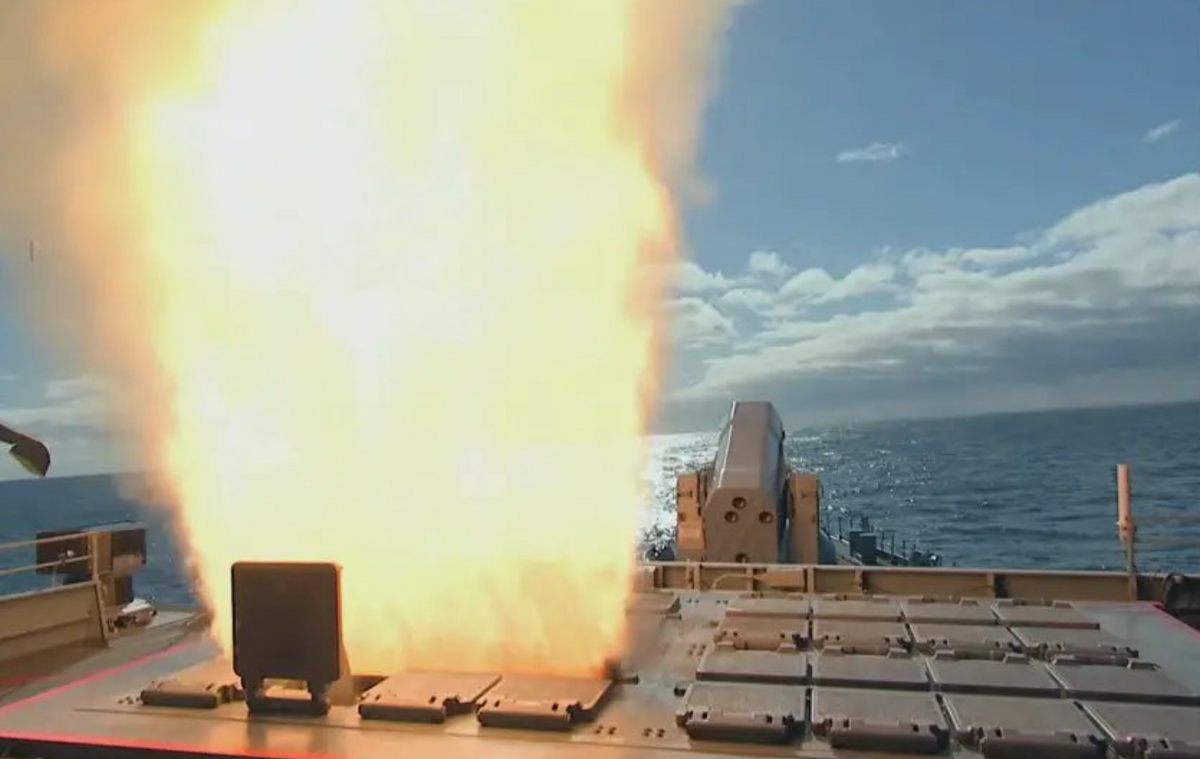 德艦「黑森」號護衛艦向美軍MQ-9無人機發射了兩枚「標準-2」防空導彈。 圖：翻攝自 OSINTdefender X（前推特）帳號