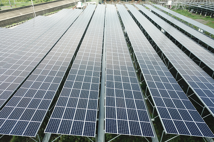 力暘能源公司於2021年提出「七股五天光電場」興辦企劃書，號稱從事光電，卻利用不法手段取得土地，躲過農委會審查門檻改向台南市府經發局申請。 圖：翻攝自力暘能源公司官網。