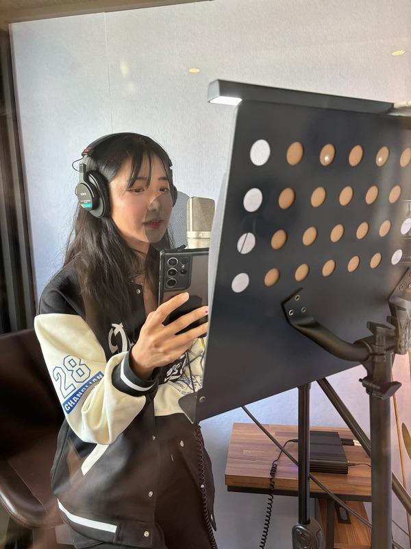 阿沁曬出企鵝妹在錄音室試唱的畫面，大讚企鵝妹「非常會唱歌」。 圖：翻攝自阿沁FB