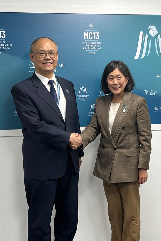 行政院政務委員鄧振中於第13屆世界貿易組織（WTO）部長會議期間，會晤美國貿易代表戴琪。 圖:行政院經貿談判辦公室提供