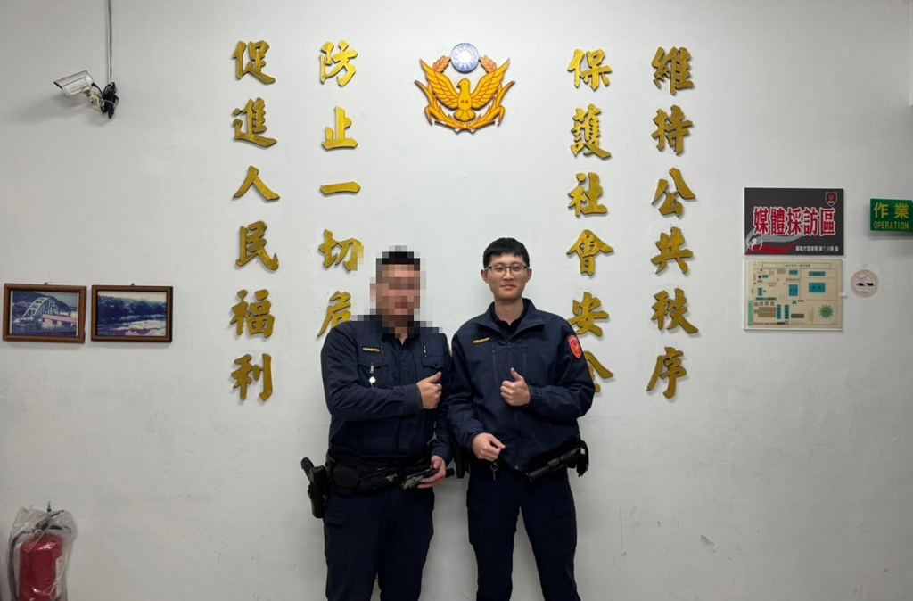 基隆市警三分局八堵分駐所24歲警員蘇昱鴻（右）在值班台值勤，竟遭1輛高速衝進分駐所小貨車撞死。 圖：基隆市警察局第三分局提供