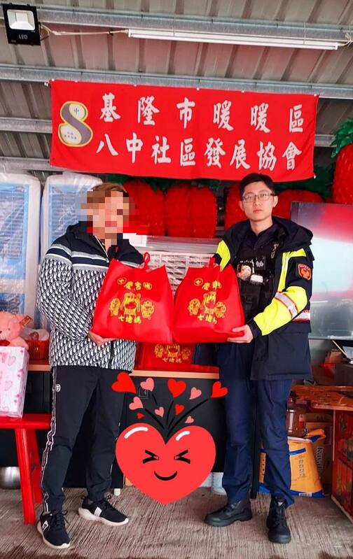 蘇昱鴻今年春節前夕還在幫忙送愛心物資給弱勢里民。 圖：翻攝基隆警馨雲臉書
