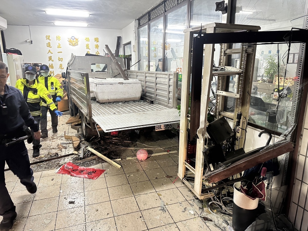基隆市警三分局八堵分駐所24歲警員蘇昱鴻在值班台值勤，竟遭1輛高速衝進分駐所小貨車撞死。 圖：翻攝畫面