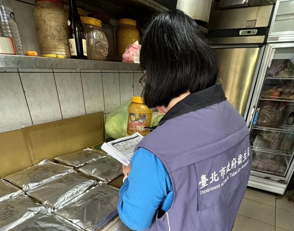 台北市衛生局派員稽查發現，僅咖哩粉A-KgAP(效期2025.12.26)產品銷售至台北市轄內1家餐飲業「印度咖哩炒麵店」並製成咖哩餐點，已要求業者下架相關產品，總計下架8.91公斤。 圖：台北市衛生局／提供