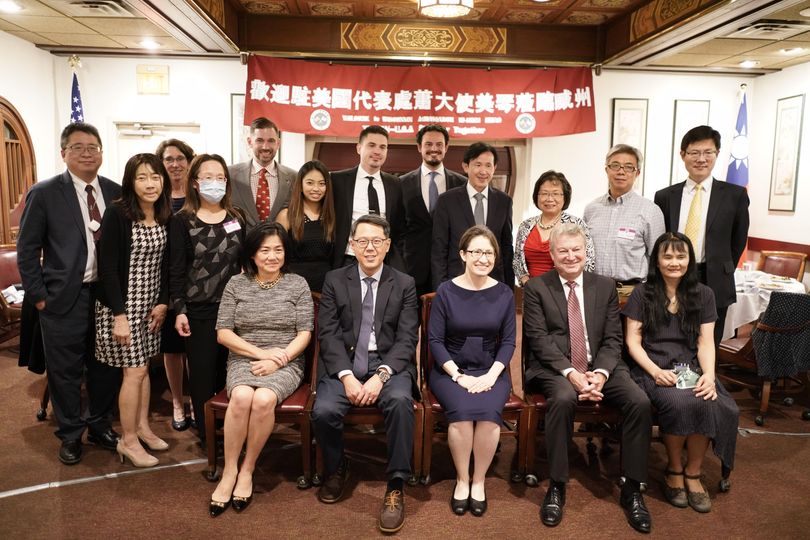 時任駐美代表蕭美琴與「友台連線」共同主席基欽斯（Joel Kitchens）合照 圖：威州眾議員Joel Kitchens臉書