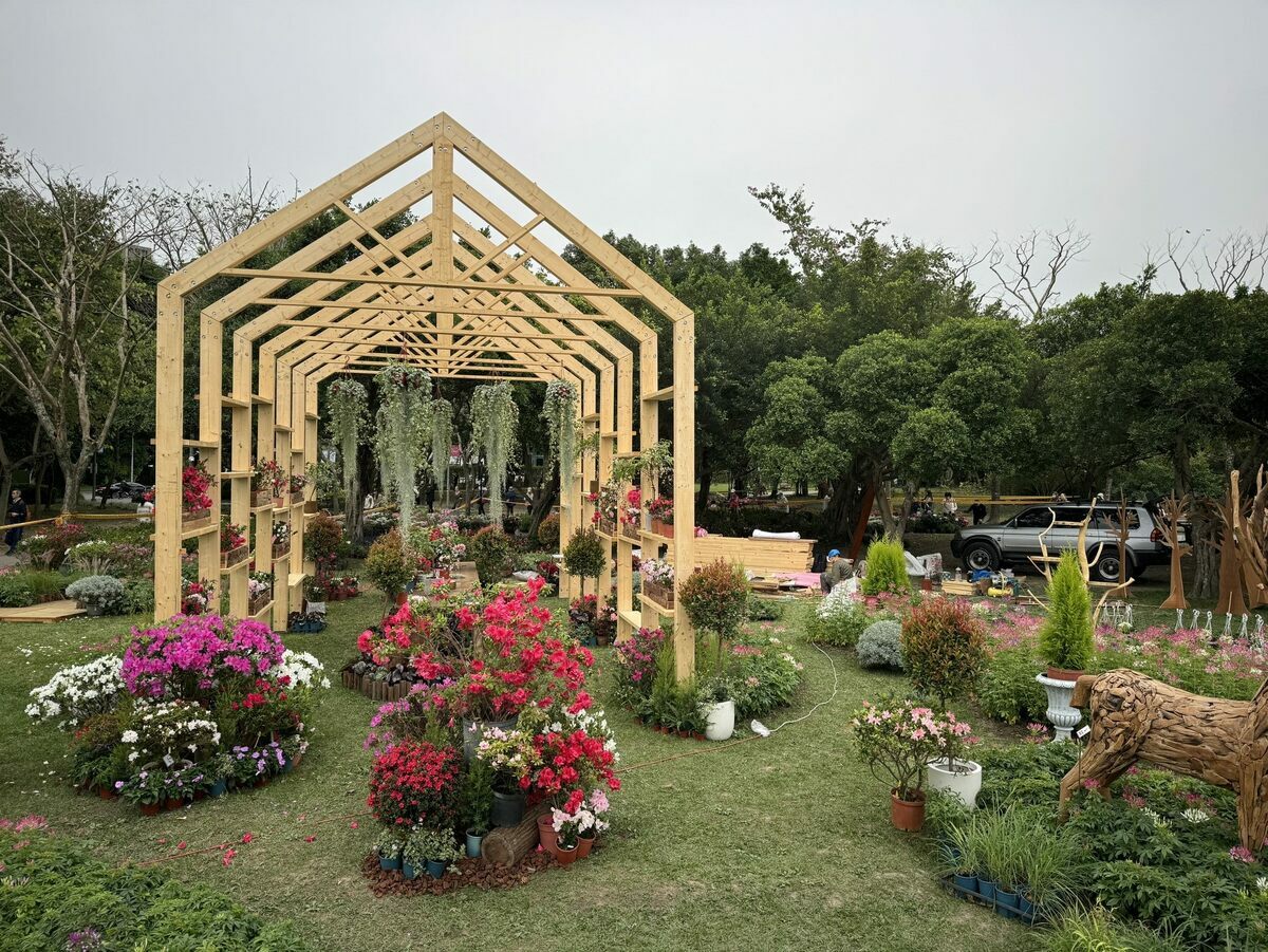 台北杜鵑花季於今(1)日起在大安森林公園登場，展期1個月至3月31日。 圖：台北市政府工務局公園路燈工程管理處／提供