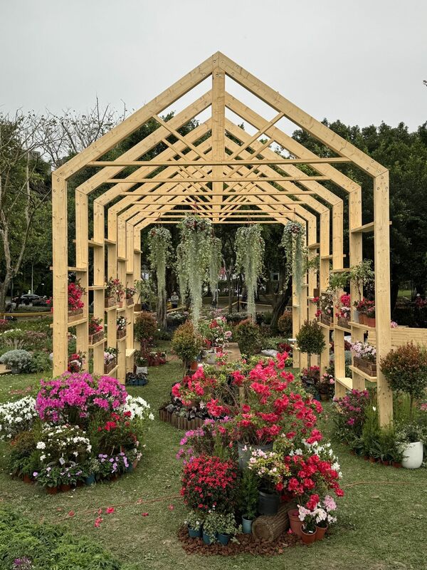 今年杜鵑花季大安森林公園在各節點都有進行花藝布置。 圖：台北市政府工務局公園路燈工程管理處／提供