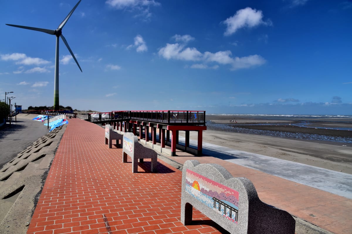 台中大安濱海樂園為中部知名的水域遊憩景點，海灘平坦寬闊，沙質柔細、海水湛藍，可從事多項水上活動。 圖：取自台中市政府官網
