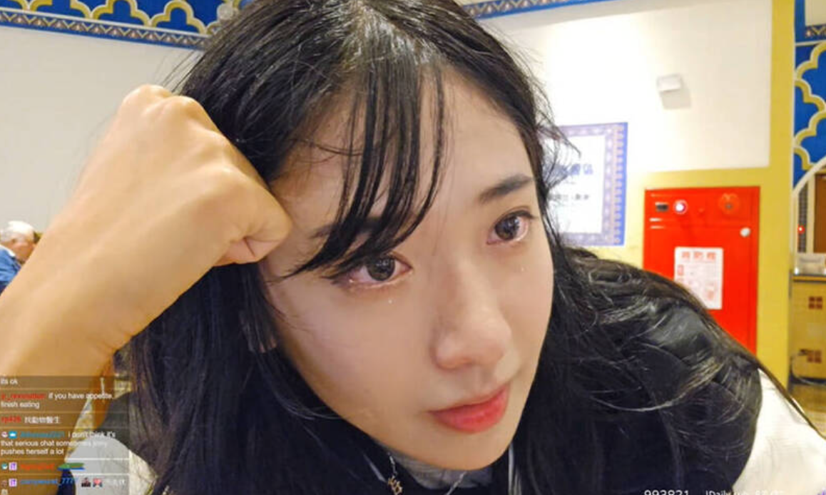 企鵝妹在遊玩途中突然頭暈、嘔吐，只好緊急叫救護車到醫院掛急診。 圖：翻攝自企鵝妹Twitch