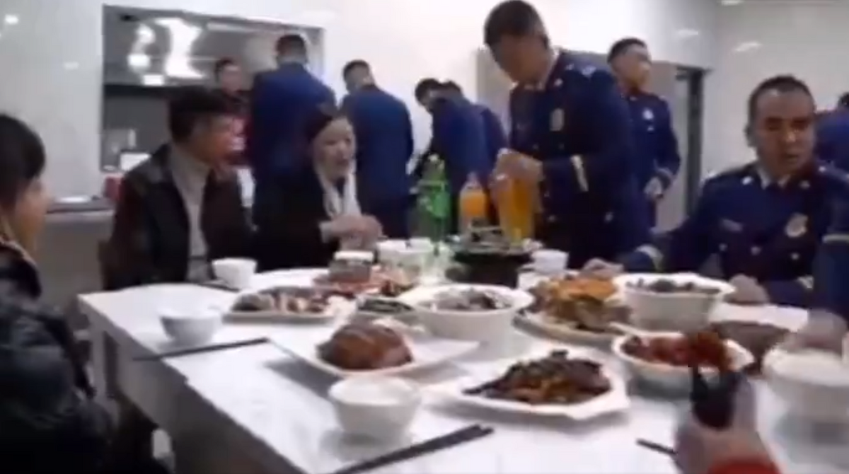 河北消防大隊長王海亮帶著一家老小二十餘口吃霸王餐，飯後還開出 4,900 人民幣罰單。 圖：翻攝自武漢辣妹 X（前推特）帳號