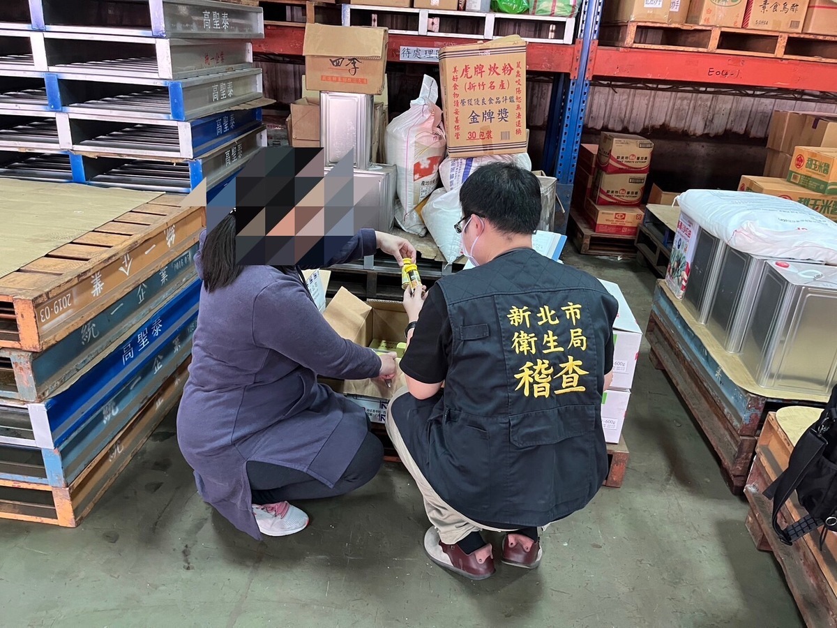 新北市衛生局派員追查使用「蘇丹紅」辣椒粉原料製成的咖哩粉流向，要求業者下架回收。 圖：新北市衛生局／提供（資料照）