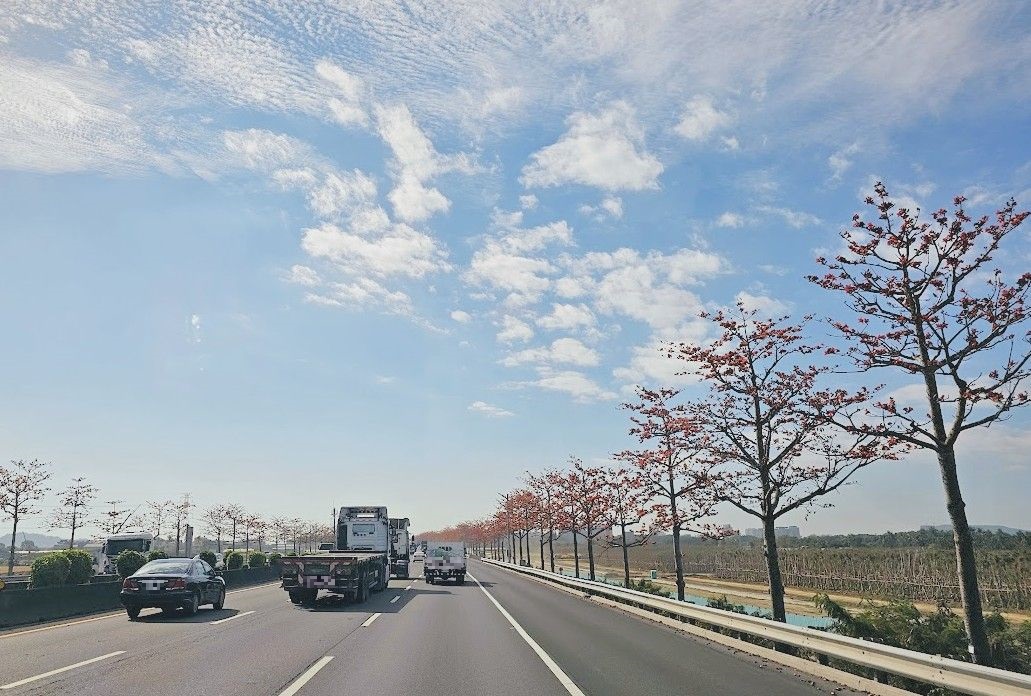今(113)年的清明節連假為4月4日至4月7日，共計4天，因本次連假首日即為清明節，研判一早即有大量返鄉掃墓車潮。（國道1號楠梓至岡山路段示意圖） 圖：交通部高速公路局／提供