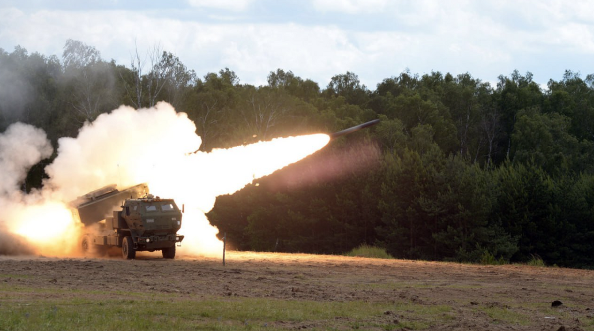 烏軍用 2 枚 HIMARS 導彈，對俄羅斯海軍陸戰隊第 155 獨立旅人員集結地發動攻擊。 圖：翻攝自 NEXTA X（前推特）帳號