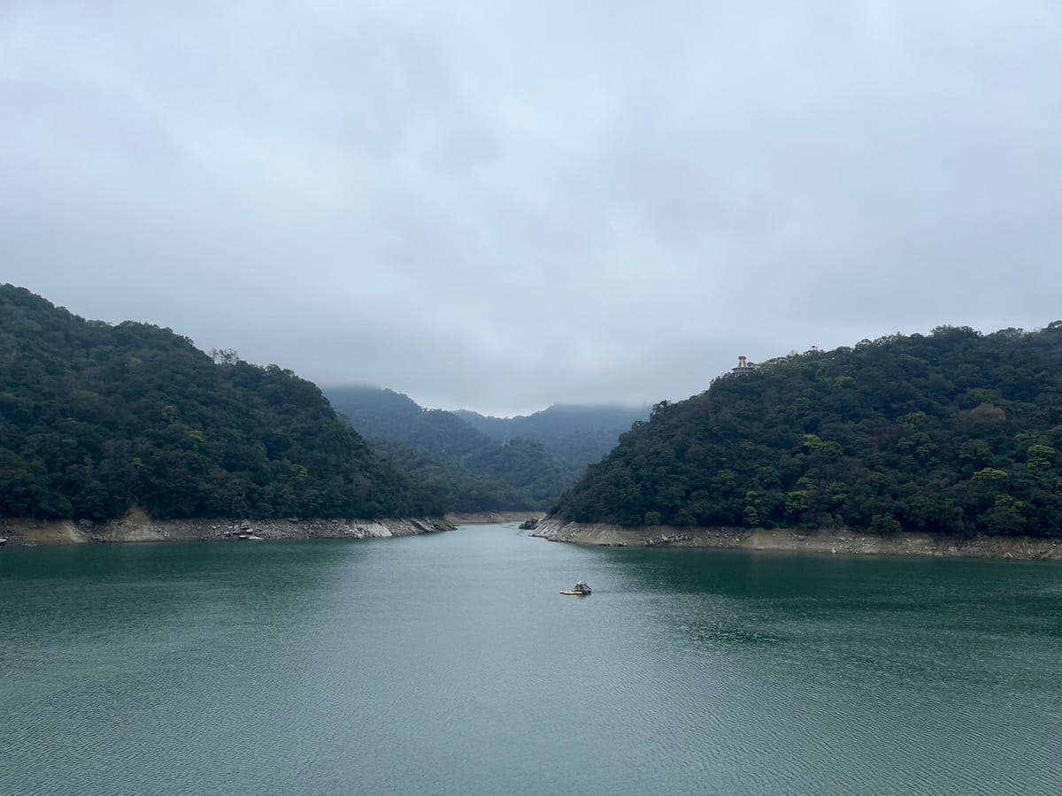 石門水庫目前蓄水量剩51.38％，水利署北區水資源分署指出，已在今天中午實施今年首次人工增雨作業，預估能增加10％降雨機率。 圖：水利署北區水資源分署／提供