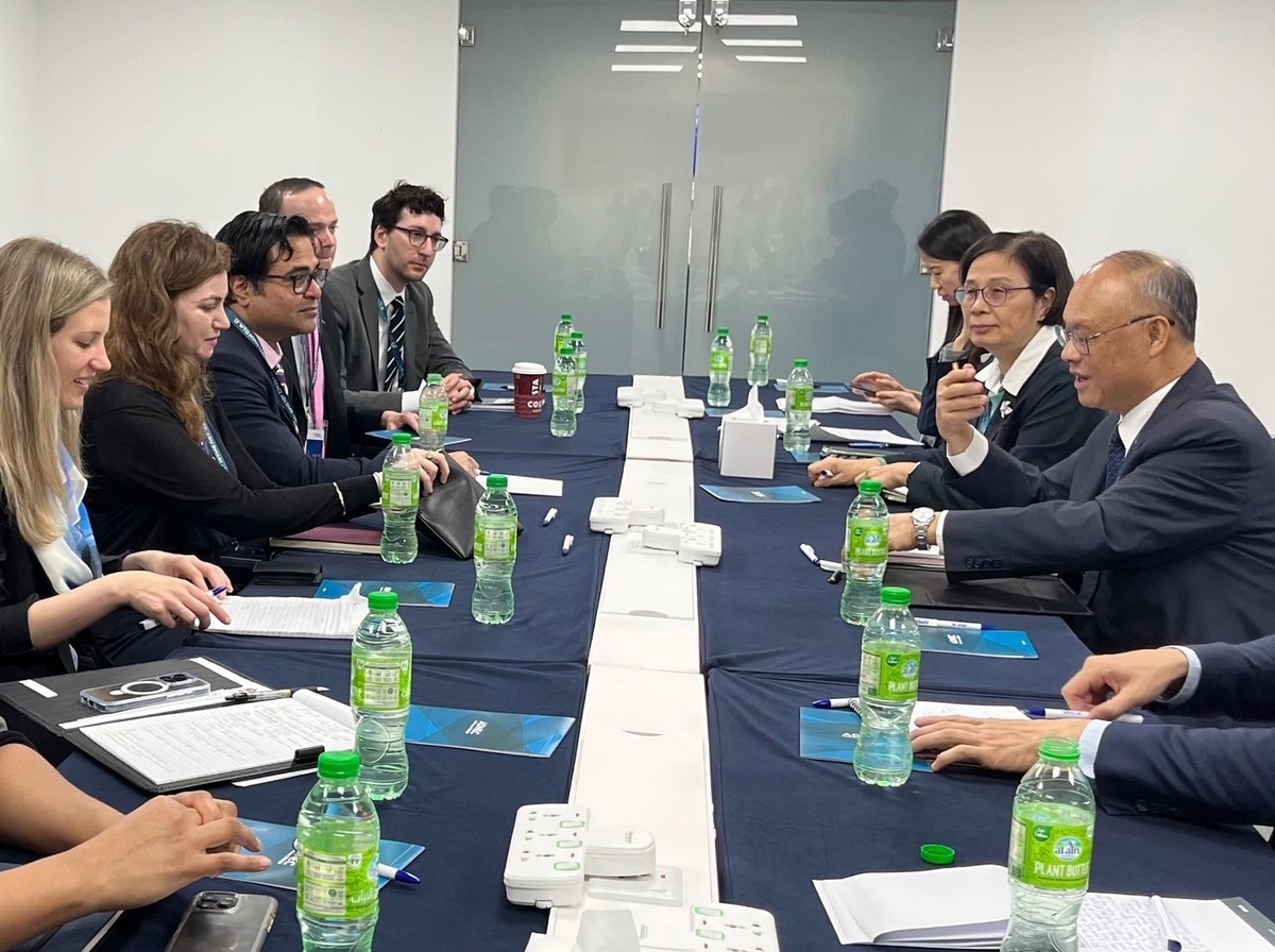 行政院政務委員鄧振中藉第13屆世界貿易組織（WTO）部長會議期間，於2月28日會晤美國跨黨派國會觀察團。 圖：行政院經貿談判辦公室提供