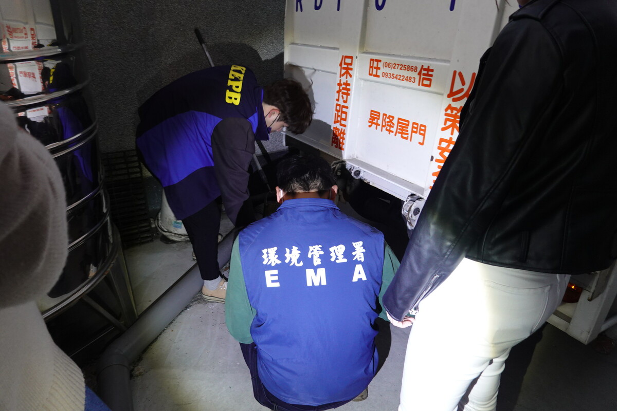高雄茄萣區的洗衣廠違規排放白濁色廢水，環管署至繞流排放口進行採樣。 圖：環境部環境管理署／提供