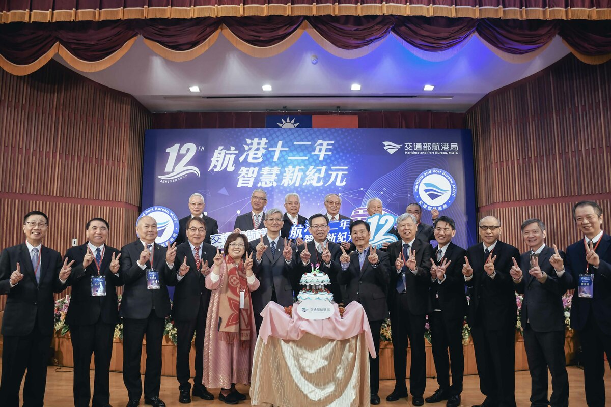與會貴賓為航港局慶生切蛋糕。 圖：交通部航港局/提供