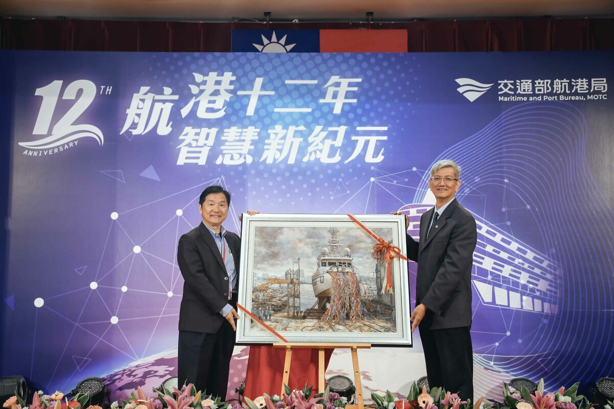 祁文中(左)致贈航港1號下水油畫。 圖：交通部航港局/提供