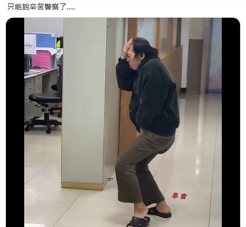 有民眾因不明原因突然在警局跳舞的影片，引發網友關注。 圖：翻攝我是中壢人臉書